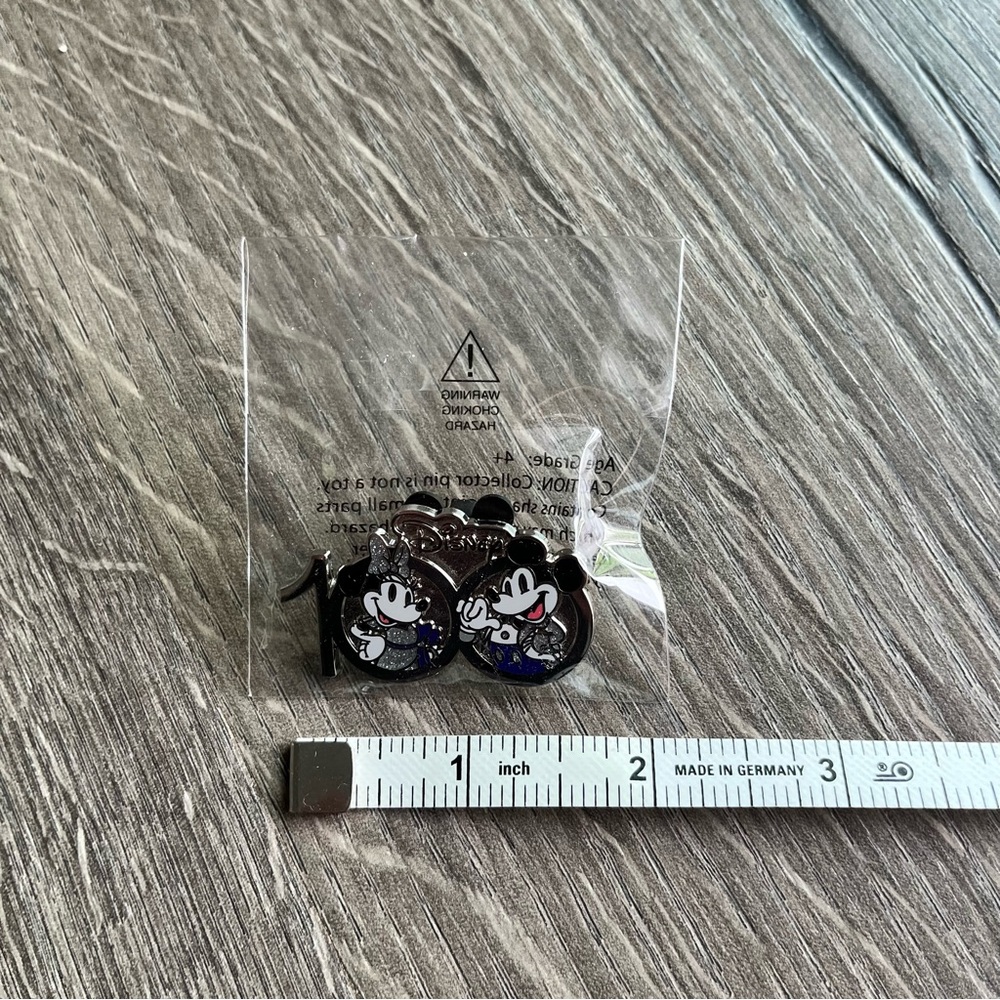 BNIB Disney 100th Anniversary Mickey & Minnie Mouse Pin - Picture 9 of 9